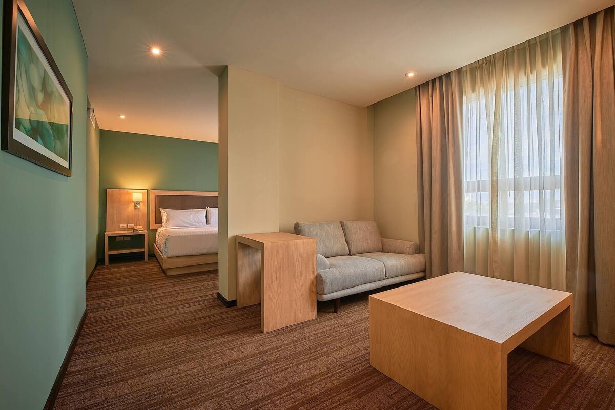 Junior Suite, 1 King Bed, Non Smoking | Cribs (free), WiFi (free), bed sheets