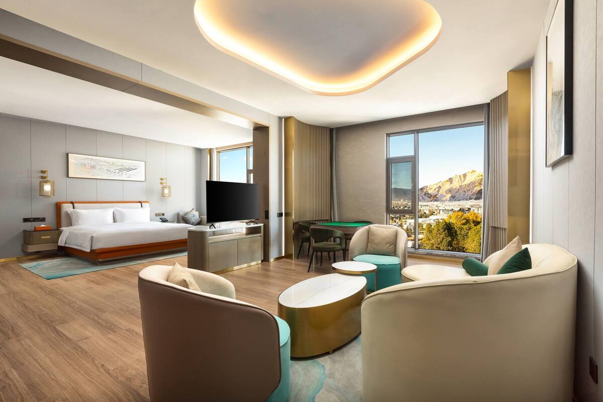 Executive Suite, 1 King Bed, Smoking | WiFi (free)
