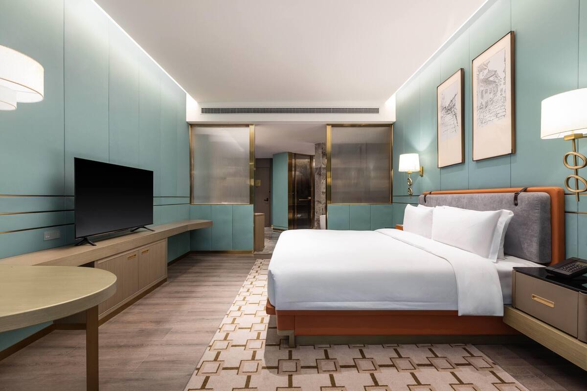 Deluxe Room, 1 King Bed, Non Smoking | WiFi (free)