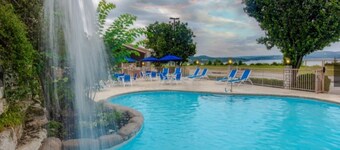 Charming 2 Bedroom Deluxe Lake View Villa with lots of Activities / full Kitchen