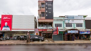 Un edificio con un cartel que dice 'Alex Hostel' y un anuncio de 'J&T Express'.