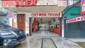 Un concesionario de coches con un cartel que dice "Cuci Mobil (30,000)".