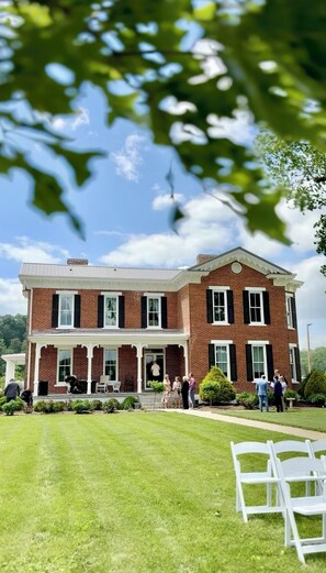 Exterior - Historic Woodlawn Estate: Where Historic Charm meets Modern Luxury (Fraziers Bottom)