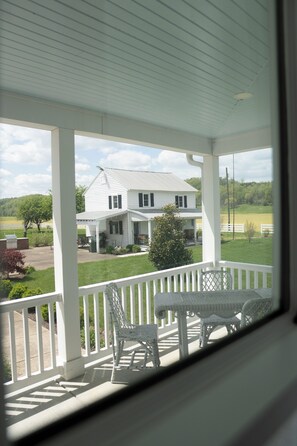 Outdoor dining - Historic Woodlawn Estate: Where Historic Charm meets Modern Luxury (Fraziers Bottom)