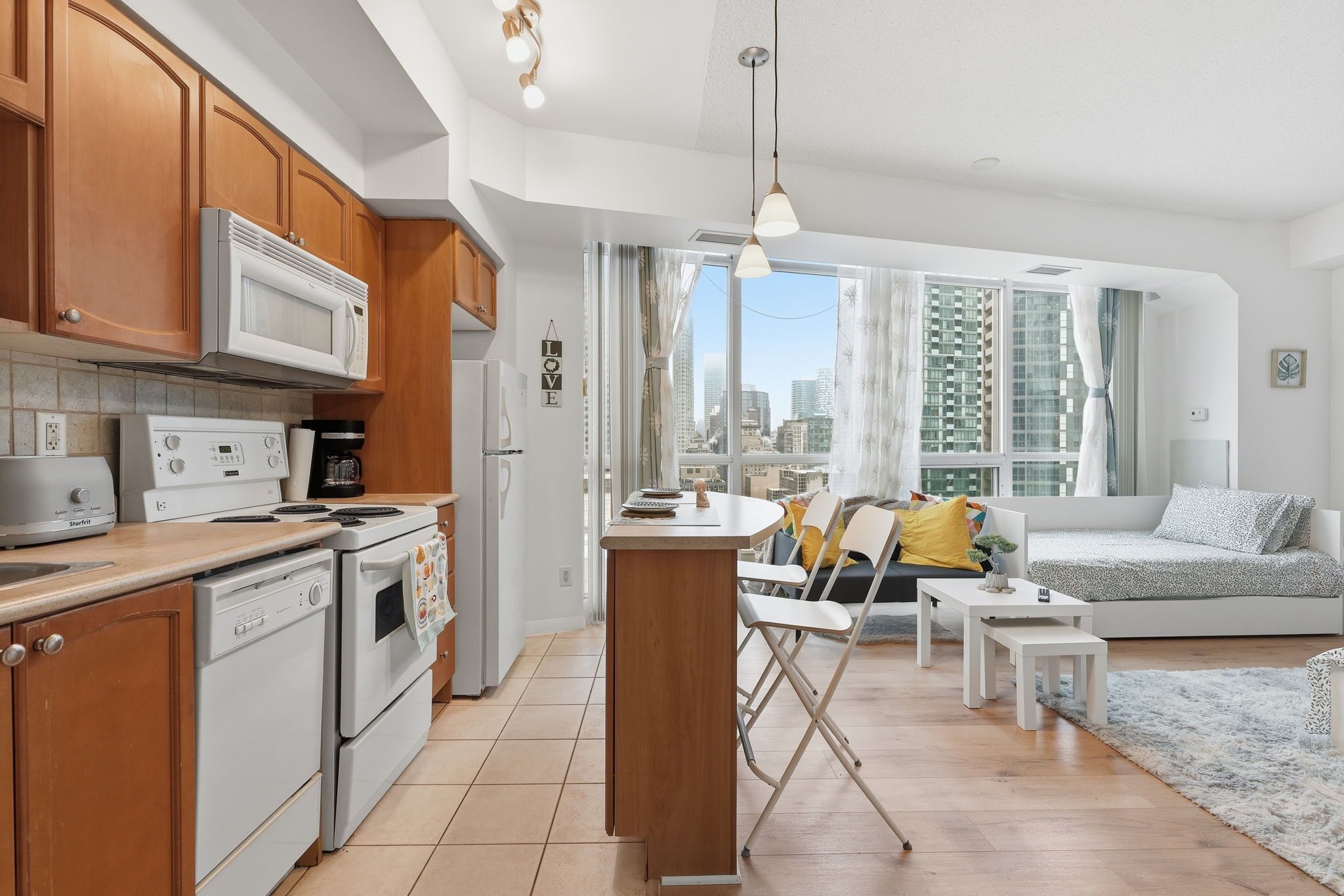 Réfrigérateur, micro-ondes, four, plaque de cuisson