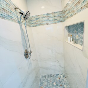 Shower, jetted bath, hair dryer, towels - Epic 3-bed/3bth condo Next Door to Disney World (Orlando)