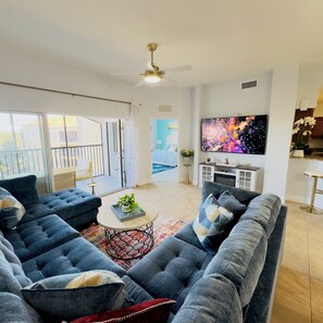 Smart TV, fireplace - Epic 3-bed/3bth condo Next Door to Disney World (Orlando)