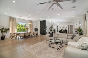 Living area - Sunning Spacious Contemporary 5-bedroom house in lovely Tarzana (Los Angeles)