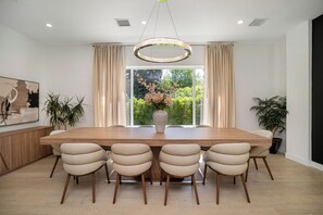 Dining - Sunning Spacious Contemporary 5-bedroom house in lovely Tarzana (Los Angeles)