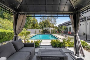 Pool - Sunning Spacious Contemporary 5-bedroom house in lovely Tarzana (Los Angeles)