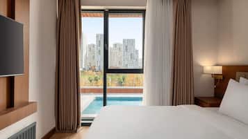 Kamer, 1 kingsize bed, toegankelijk voor rolstoelgebruikers, niet-roken (Mobility, Roll-in Shower) | Luxe beddengoed, een kluis op de kamer, een laptopwerkplek