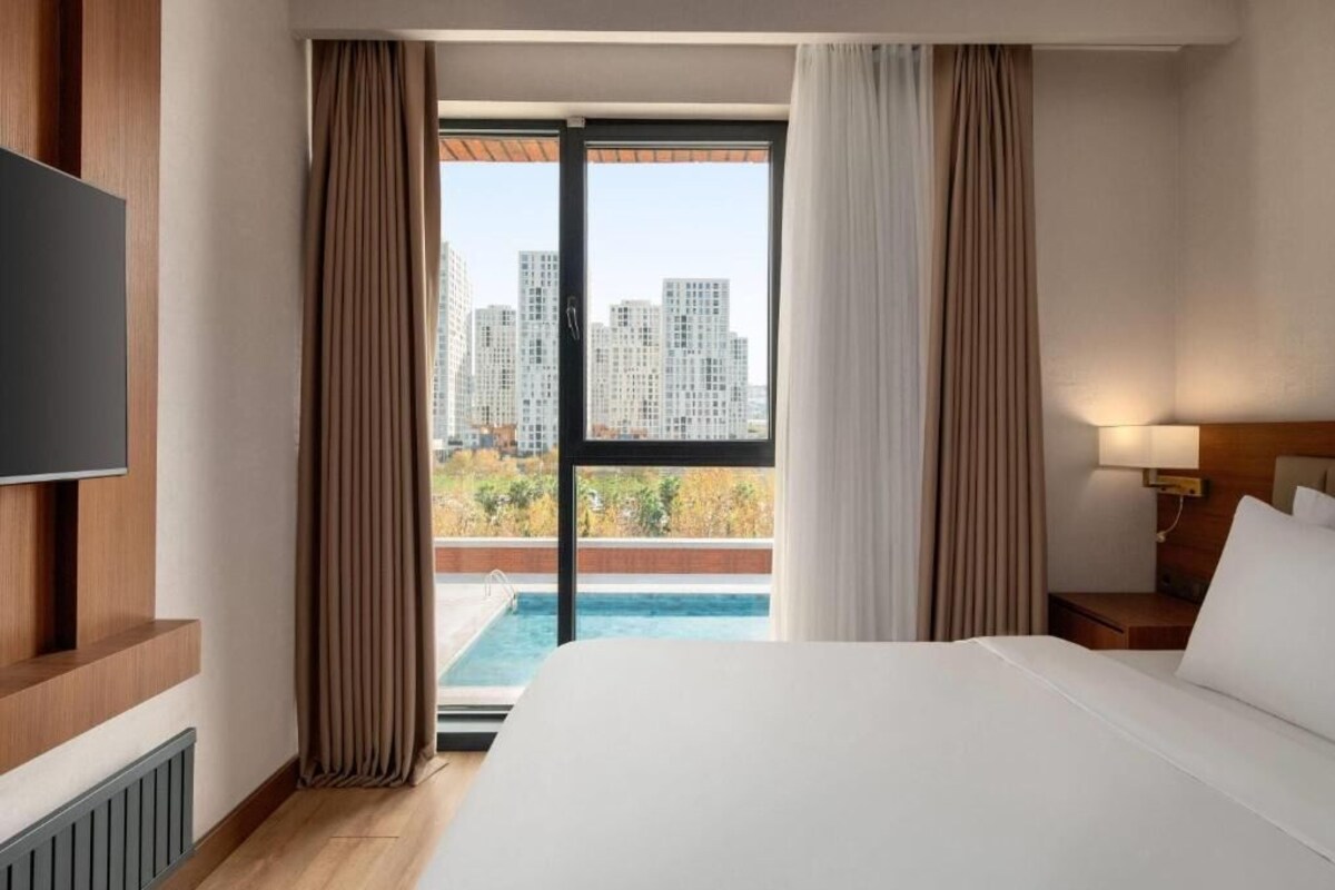 Luxe beddengoed, een minibar, een kluis op de kamer, een laptopwerkplek