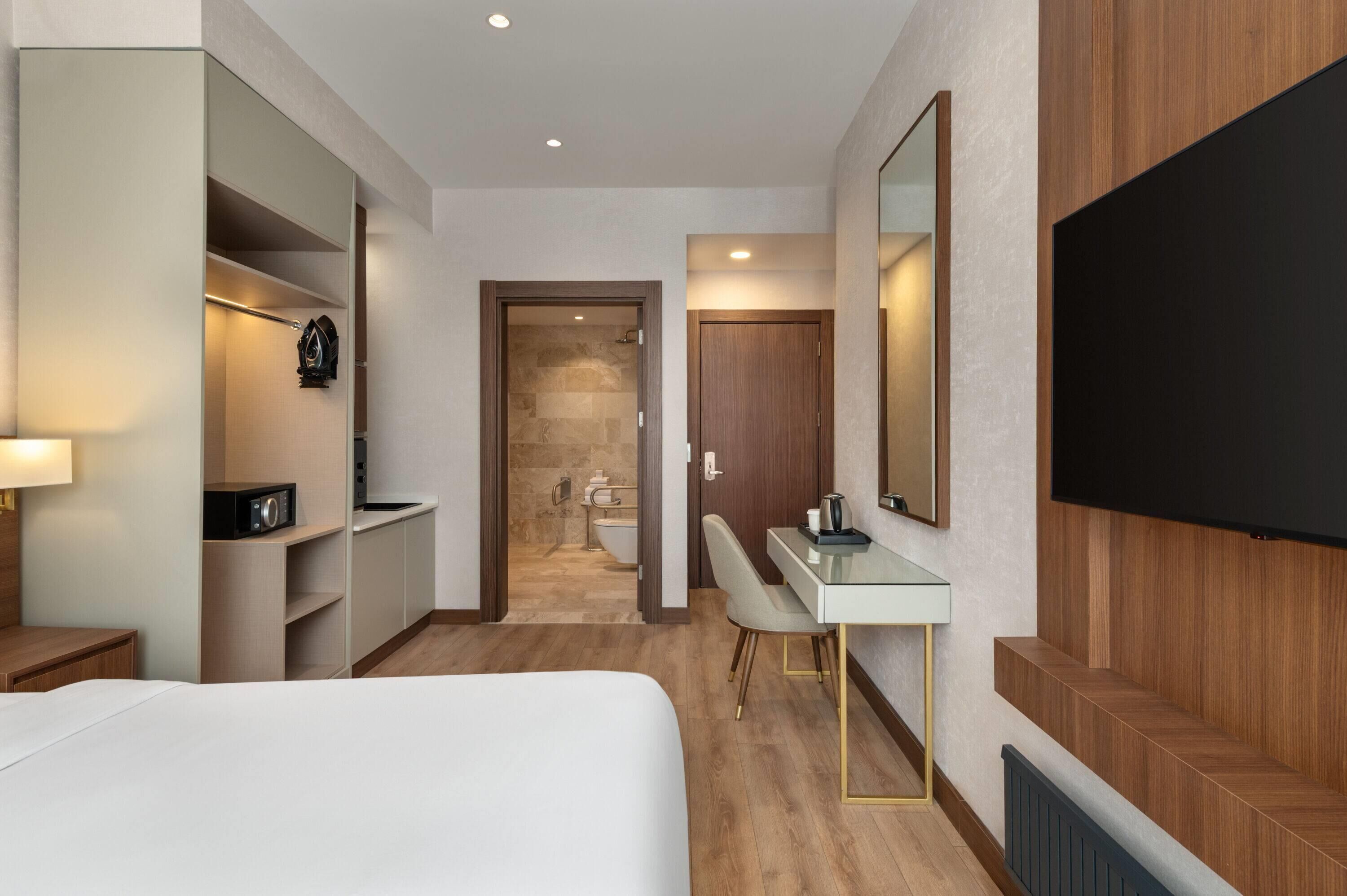 Economy Room, 1 King Bed, Mobility Accessible (Mobility, Roll-in Shower) | Premium bedding, minibar, in-room safe, laptop workspace