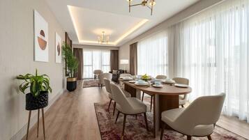 Un espace repas moderne avec une table ronde, des chaises et une plante en pot.