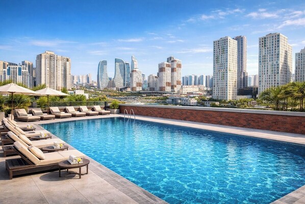 Seasonal outdoor pool - Ramada Residences By Wyndham Istanbul Haramidere (Istanbul)
