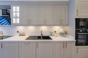 Premium bedding, in-room safe, laptop workspace, blackout curtains - Ramada Residences By Wyndham Istanbul Haramidere (Istanbul)