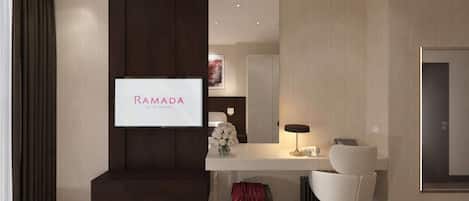 Ropa de cama de alta calidad y caja de seguridad en la habitación