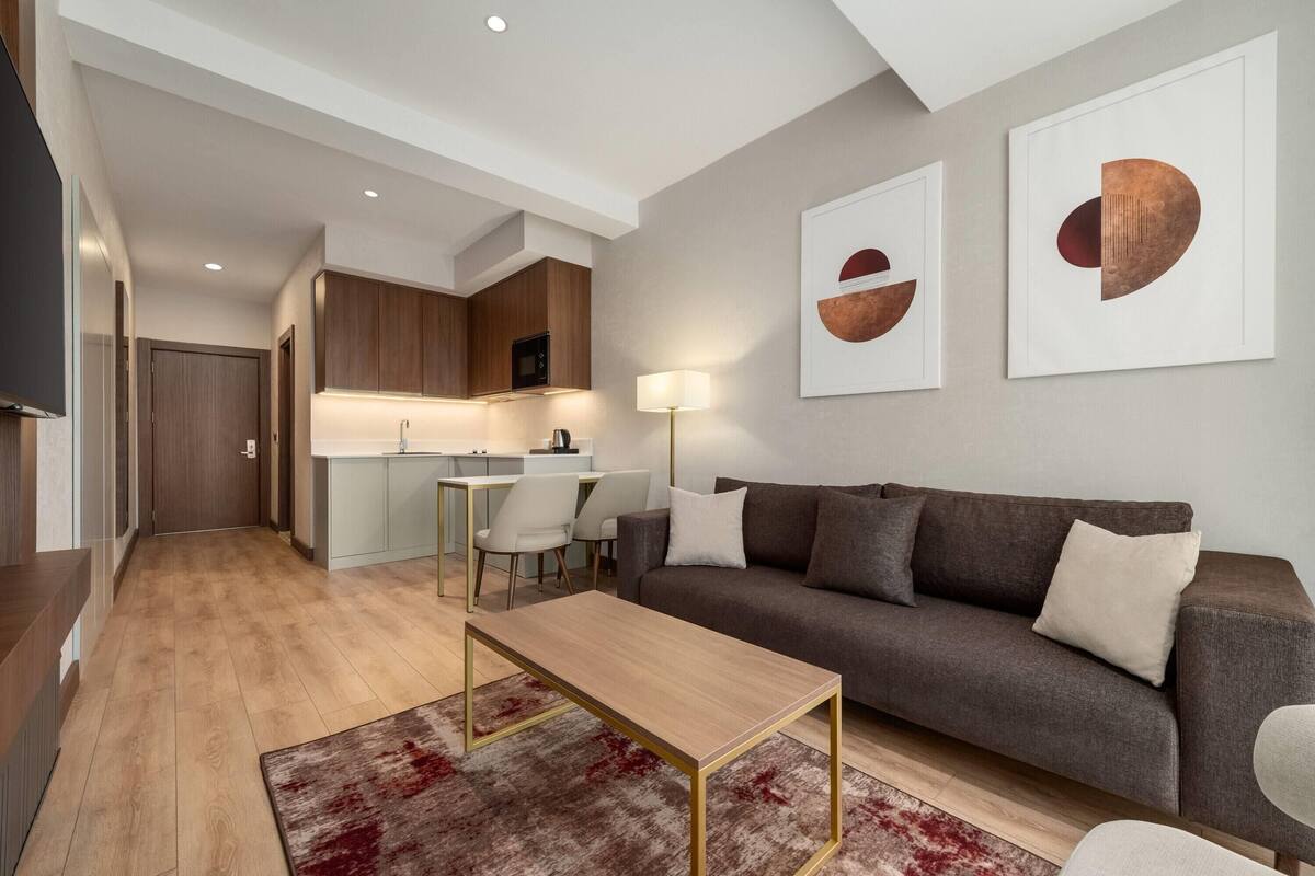 Bộ đồ giường cao cấp, minibar, két bảo mật tại phòng 