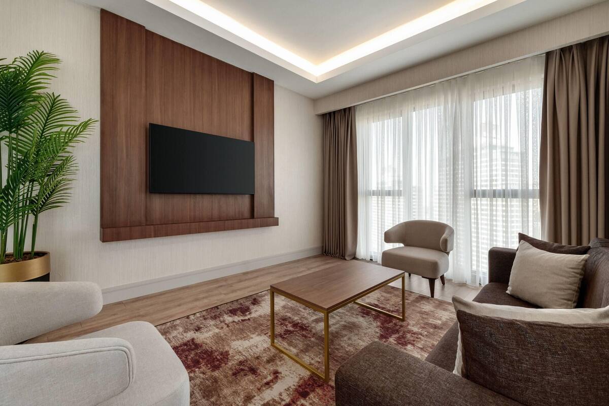 Bộ đồ giường cao cấp, minibar, két bảo mật tại phòng 