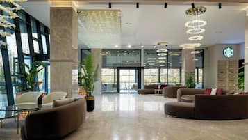 Área de estar no saguão