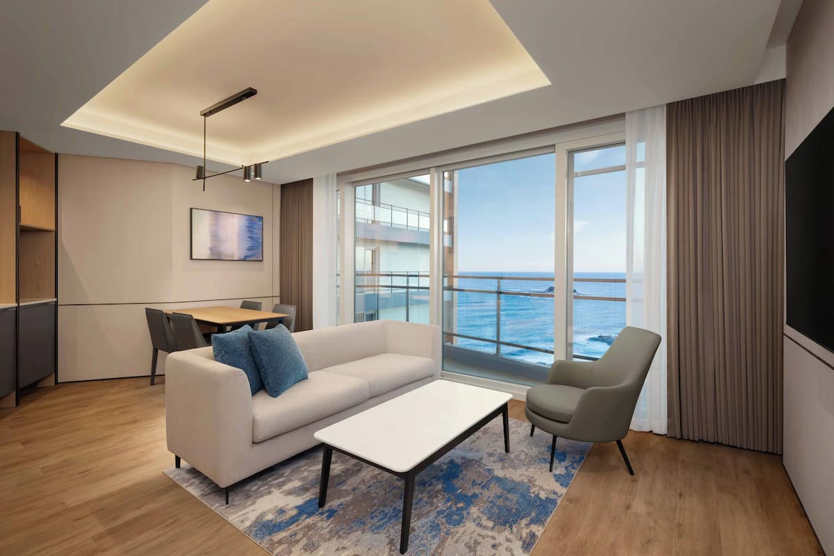Deluxe King Ocean View | Két bảo mật tại phòng, bàn ủi/dụng cụ ủi quần áo
