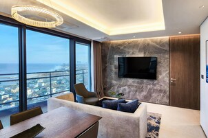 Caja de seguridad en la habitación y tabla de planchar con plancha 