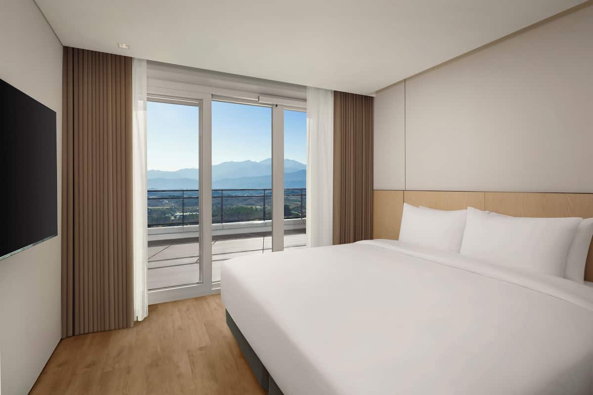 Premier Suite, Ocean View (Executive Floor) | In-room safe, iron/ironing board, free WiFi, bed sheets