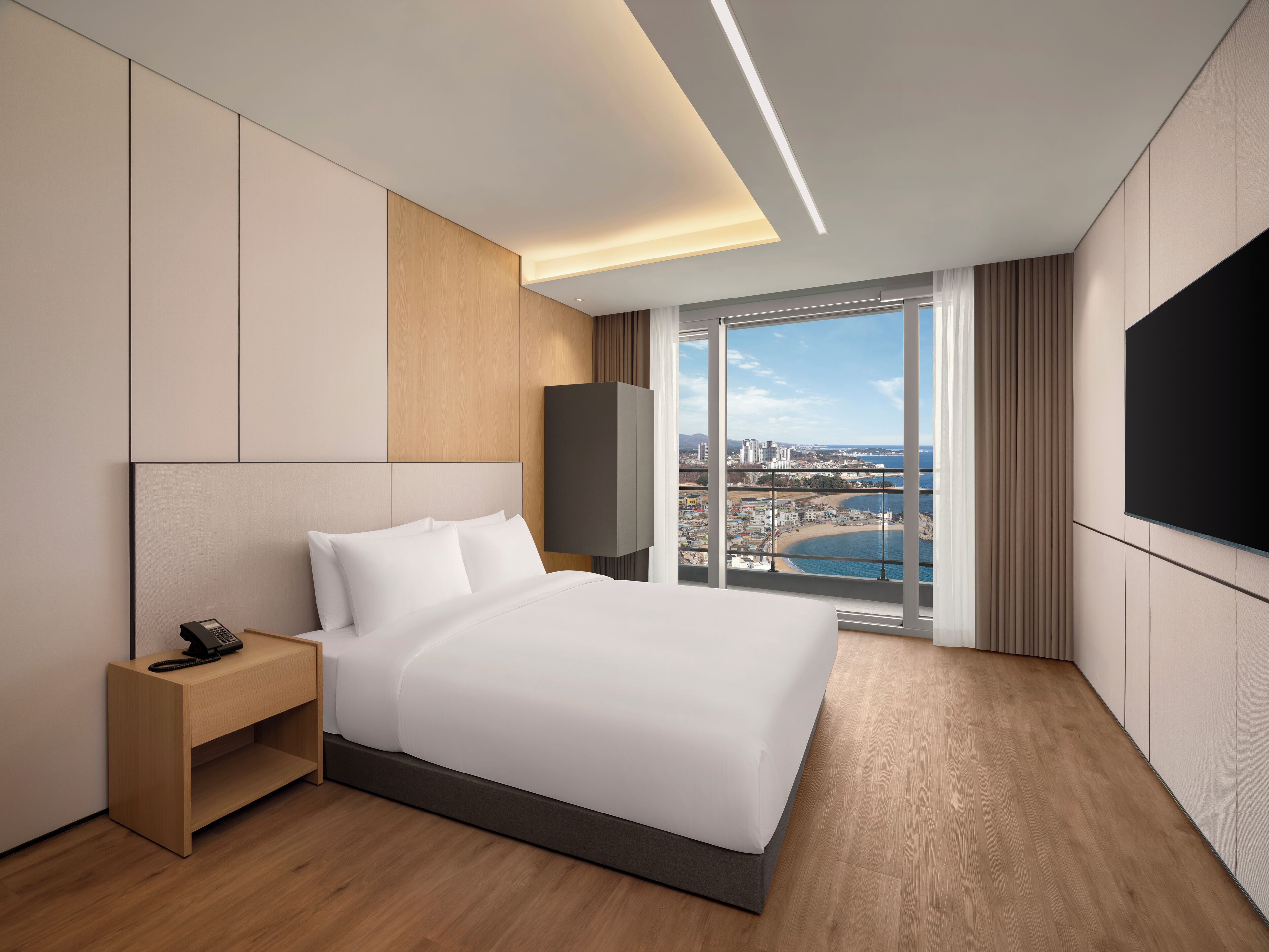 Accessible King Ocean View | 客房内保险箱、熨斗/熨衣板、免费 WiFi、床单