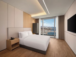 Accessible King Ocean View | In-room safe, iron/ironing board, free WiFi, bed sheets