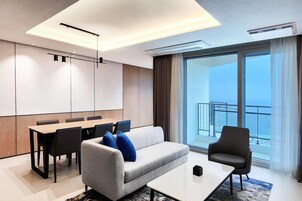 Caja de seguridad en la habitación y tabla de planchar con plancha 