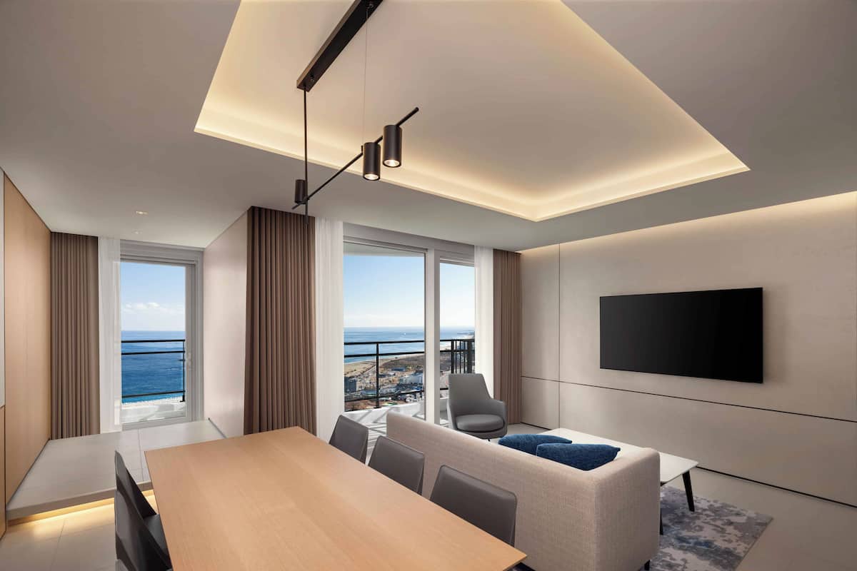 Phòng Suite Premier, quang cảnh biển (Executive Floor) | Két bảo mật tại phòng, bàn ủi/dụng cụ ủi quần áo