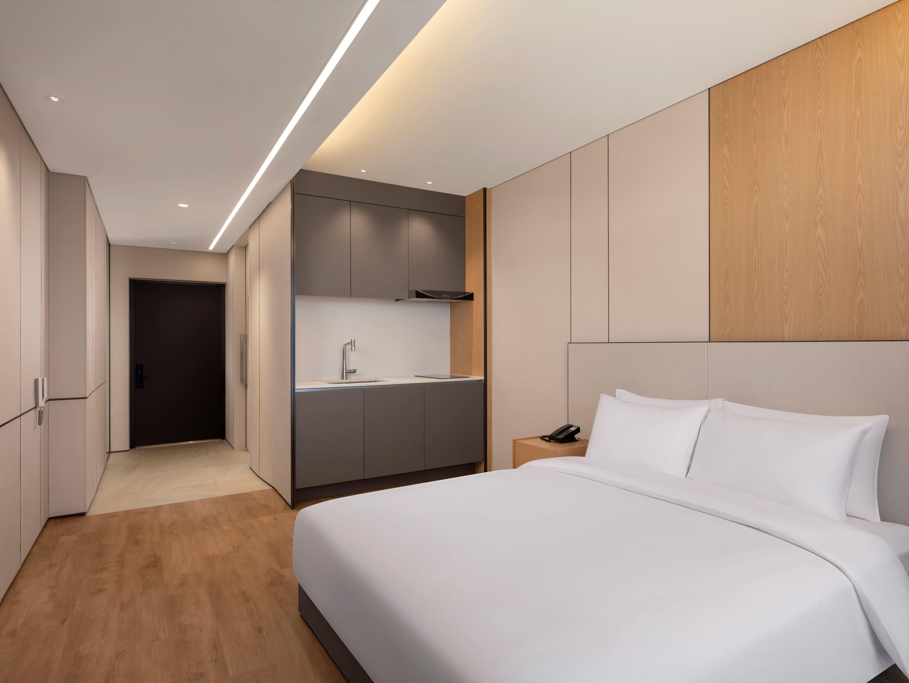 Accessible King Ocean View | Caja fuerte, tabla de planchar con plancha, wifi gratis y ropa de cama