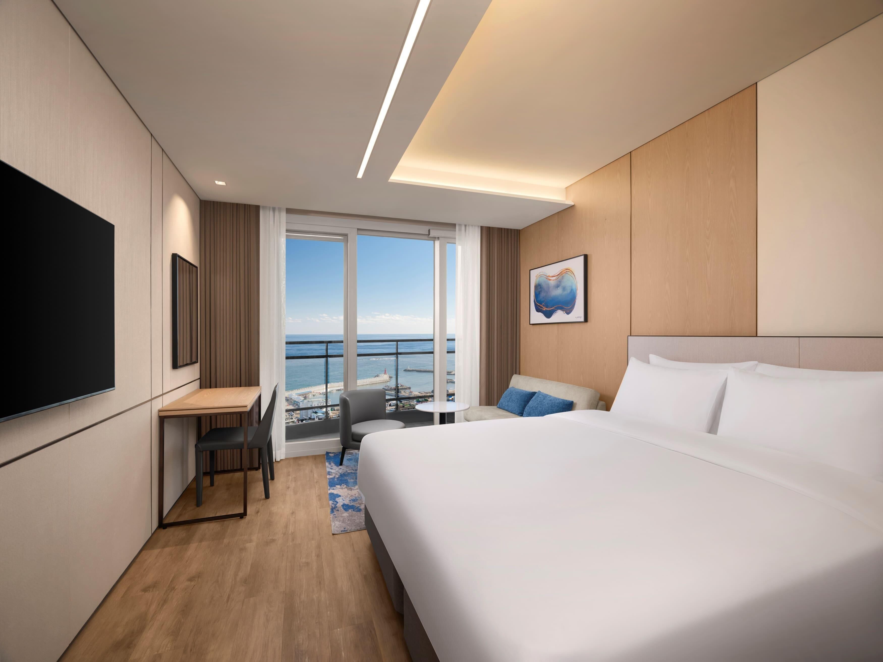 Compact King Ocean View | Caja fuerte, tabla de planchar con plancha, wifi gratis y ropa de cama