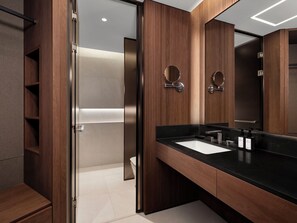 Hårføner, badekåper, tøfler og bidé