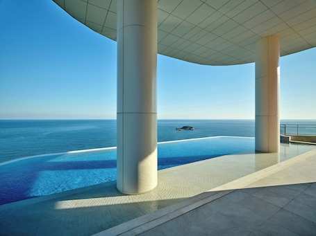 Una piscina al aire libre. Wyndham Goseong Gangwon