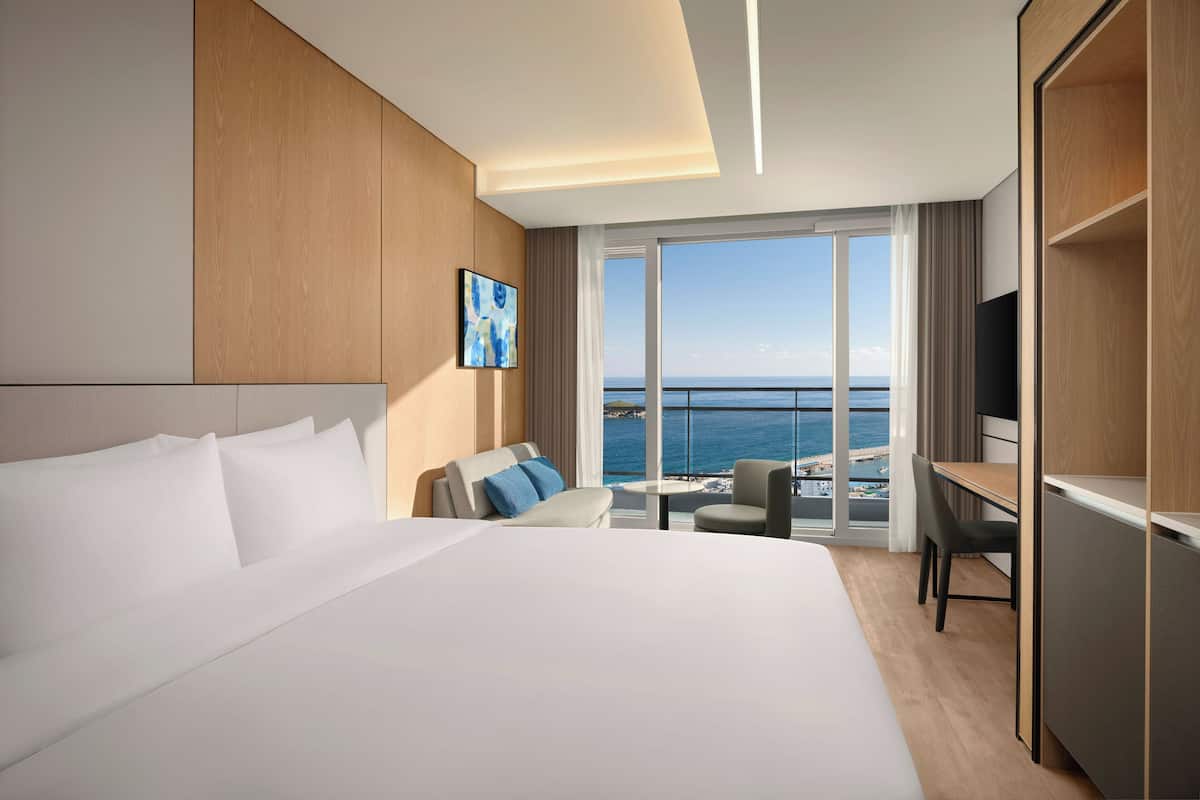 Standard King Ocean View | Két bảo mật tại phòng, bàn ủi/dụng cụ ủi quần áo