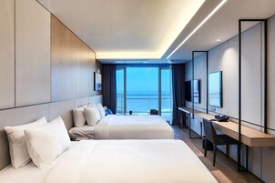 Caja de seguridad en la habitación y tabla de planchar con plancha 