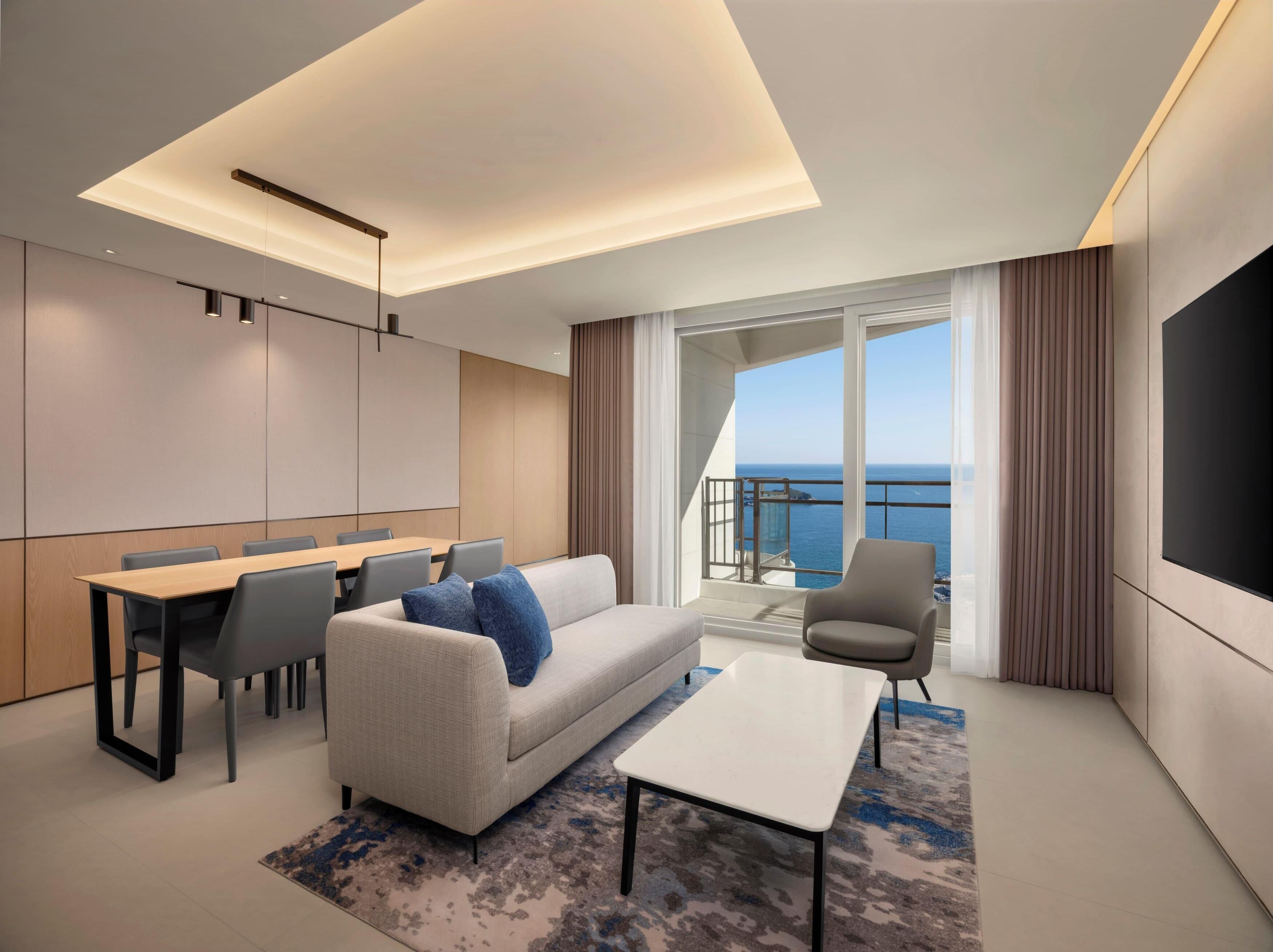 Suite Premier, vistas al mar (Executive Floor) | Caja fuerte, tabla de planchar con plancha, wifi gratis y ropa de cama