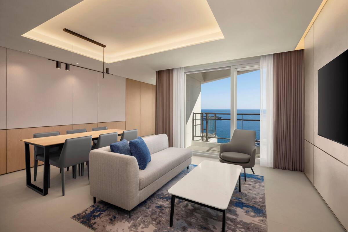 Suite Premier, vistas al mar (Executive Floor) | Caja fuerte, tabla de planchar con plancha, wifi gratis y ropa de cama