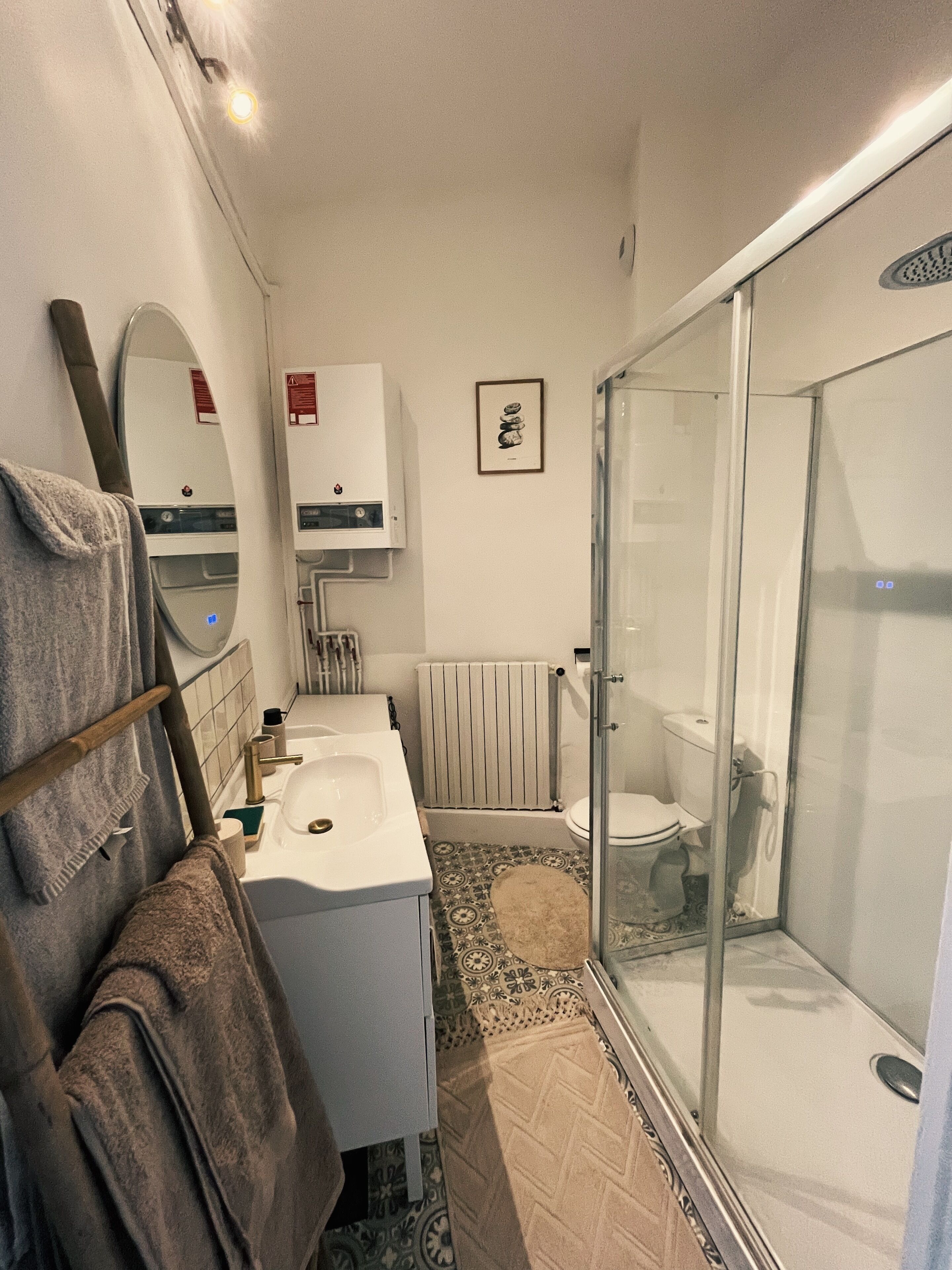 Sèche-cheveux, serviettes fournies, savon, shampoing