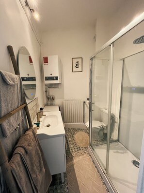 Hair dryer, towels, soap, shampoo - Le Haut des Halles - Apartment in the heart of the medieval town of Martel (Martel)