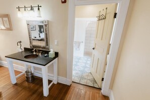 Standard Double Room | Bathroom | Hair dryer, towels, soap, shampoo - Castaneda Hotel (Las Vegas)