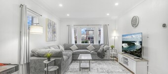 Romeo & Juliet Niagara Retreat - Clifton Hill & Niagara Falls