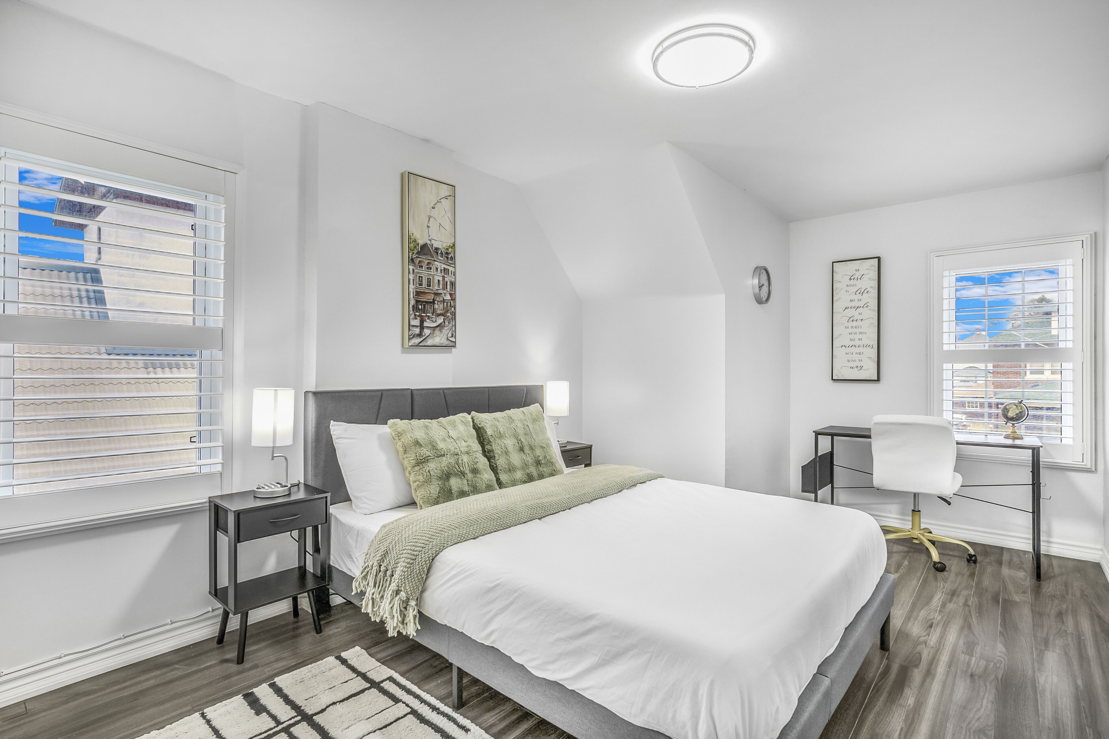 3 quartos, escrivaninha, ferros/tábuas de passar roupa, berço de viagem