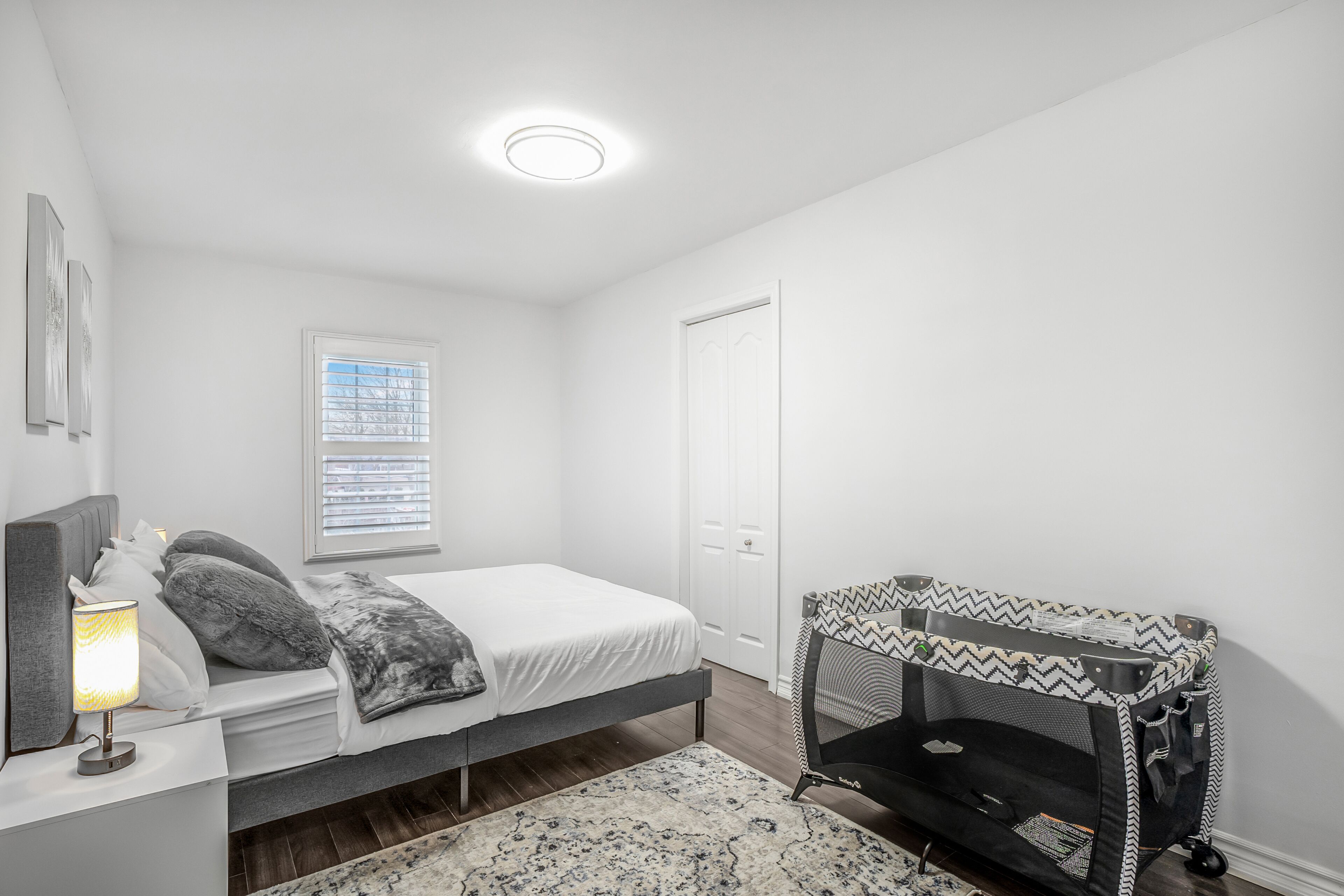 3 chambres, bureau, fer et planche à repasser, lit parapluie