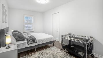 3 chambres, bureau, fer et planche à repasser, lit parapluie