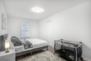 3 Schlafzimmer, Schreibtisch, Bügeleisen/Bügelbrett, Reisekinderbett