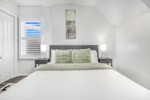 3 habitaciones, escritorio y tabla de planchar con plancha