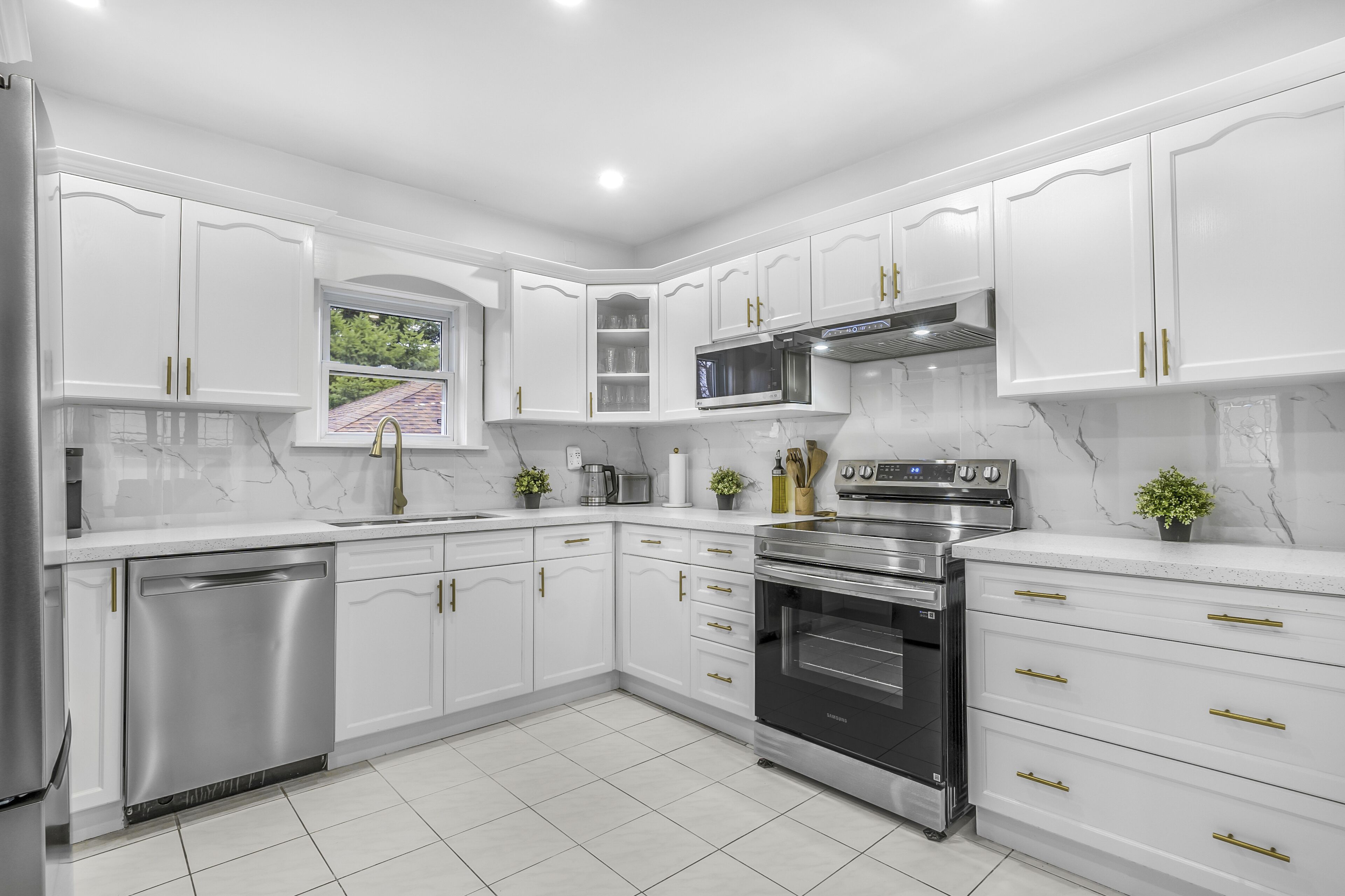 Kylskåp, mikrovågsugn, ugn och spishäll