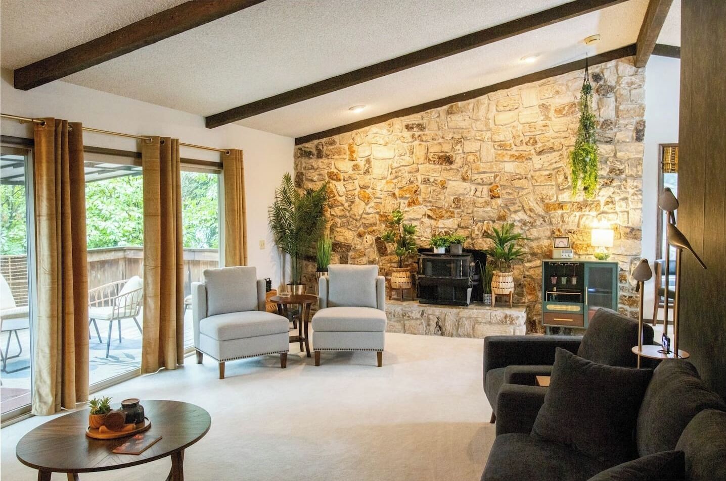 Fernseher, Videospiele, Tischfußball, Tischtennisplatte